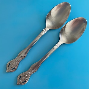 以下が含まれることがあります： 3つのサイズの異なるセラミック製の入れ子ボウルセット。ボウルはマットなアースグリーン色で釉薬がかけられています。一番大きいボウルの直径は約20cm、中くらいのボウルは15cm、一番小さいボウルは10cmです。