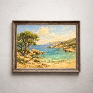 Può includere: Un dipinto a olio incorniciato che raffigura un paesaggio costiero con una spiaggia sabbiosa, acqua turchese e scogliere rocciose. Un grande albero verde si trova sul lato sinistro, mentre colline lontane e un cielo blu con nuvole bianche.