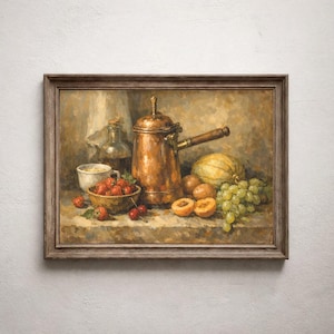 Op de afbeelding: Een olieverfschilderij in een houten lijst met een stilleven van een koperen pot, een kom gevuld met rode aardbeien, een witte kop, een glazen fles, een meloen, twee gehalveerde abrikozen en een tros groene druiven op een stenen ondergrond.