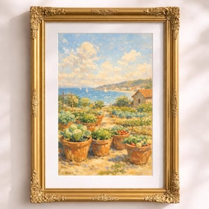 Op de afbeelding: Een ingelijst schilderij van een kusttuin met terracotta potten vol groenten. Het kunstwerk, in een gouden, sierlijke lijst, toont een zonnige dag met een blauwe lucht, zee en verre zeilboten.