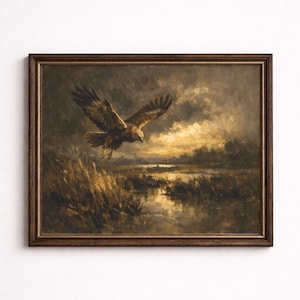 Può includere: Dipinto di paesaggio incorniciato raffigurante un'aquila reale in volo su una palude al tramonto. L'opera d'arte utilizza una tavolozza scura e suggestiva di marroni, ori e grigi. L'aquila ha le ali spiegate, in una cornice di legno marrone scuro.