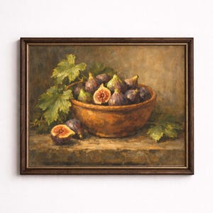 Op de afbeelding: Een olieverfschilderij in een donkerbruine lijst met een verzameling paarse en groene vijgen in een ronde terracotta kom. Sommige vijgen zijn heel, terwijl andere doorgesneden zijn en een rode binnenkant laten zien met groene bladeren.