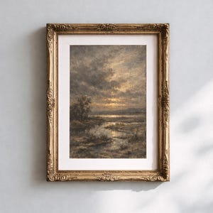 Può includere: Una tazza di ceramica bianca con manico nero e la scritta "But First, Coffee" in grassetto nero. La tazza è appoggiata su una superficie di legno. La tazza è alta circa 10 cm.