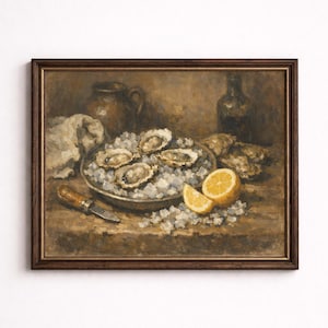 Op de afbeelding: Een ingelijst stilleven schilderij toont oesters op ijs met citroenpartjes. Een mes ligt naast het bord en een fles en kruik staan op de achtergrond. Het kunstwerk heeft een warm, aards kleurenpalet.