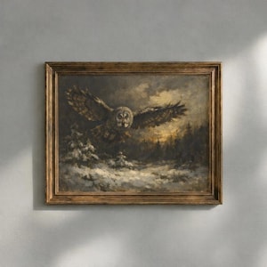 Könnte beinhalten: Gerahmtes Gemälde, das eine große Eule im Flug über einem verschneiten Wald in der Dämmerung zeigt. Die Eule mit ausgebreiteten Flügeln ist der Mittelpunkt. Das Kunstwerk ist im Vintage-Stil gehalten, mit einer dunklen, gedämpften Farbpalette und einem Holzrahmen.