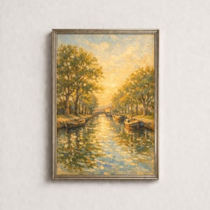 Op de afbeelding: Olieverfschilderij van een kanaalscène bij zonsondergang. Het kunstwerk toont een waterweg omzoomd door bomen, met boten en een kleine brug in de verte. Het schilderij is ingelijst in een zilverkleurige lijst.