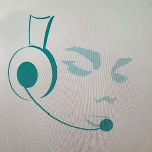 Puede incluir: Gráfico turquesa de un rostro con los ojos cerrados y auriculares. Los auriculares están en el lado izquierdo de la cara, con un micrófono que se extiende hacia la boca. La cara está ligeramente sombreada, los auriculares y el micrófono son turquesa.