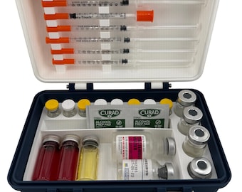 Puede incluir: Un maletín médico abierto, azul marino, con la parte superior blanca, lleno de suministros médicos. El maletín contiene jeringas con tapas naranjas, viales de líquido, almohadillas con alcohol y botellas pequeñas. El texto "sy-Touch" y "FOR SINGLE USE U-100 INSULIN" es visible.