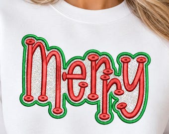 Puede incluir: Una sudadera blanca de manga larga con la palabra Merry bordada en rojo y delineada en verde. Las letras están rellenas con una textura de purpurina plateada, creando un aspecto llamativo y festivo en la parte frontal de la prenda.
