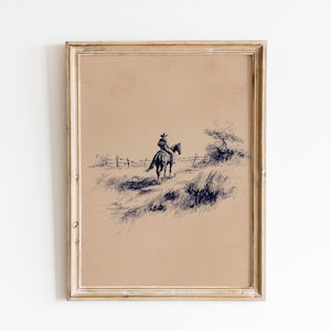 K&ouml;nnte beinhalten: Gerahmter Vintage-Druck eines Cowboys auf einem Pferd. Die Feder- und Tuschzeichnung verwendet Braun- und Marineblaut&ouml;ne. Der Cowboy, der einen Hut tr&auml;gt, reitet vom Betrachter weg. Der Druck befindet sich in einem goldfarbenen Rahmen.