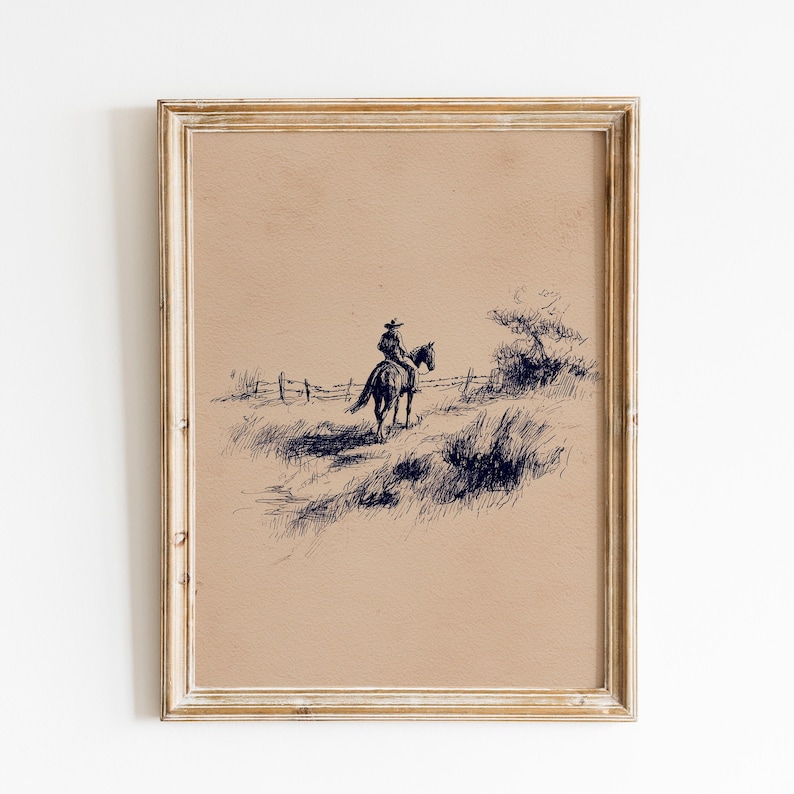 K&ouml;nnte beinhalten: Gerahmter Vintage-Druck eines Cowboys auf einem Pferd. Die Feder- und Tuschzeichnung verwendet Braun- und Marineblaut&ouml;ne. Der Cowboy, der einen Hut tr&auml;gt, reitet vom Betrachter weg. Der Druck befindet sich in einem goldfarbenen Rahmen.