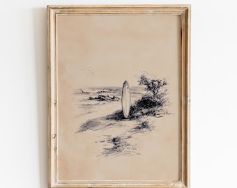 Könnte beinhalten: Gerahmter Vintage-Print mit einem Surfbrett am Strand. Das Kunstwerk ist eine Feder- und Tuschzeichnung mit neutraler Farbpalette. Die Szene zeigt das Meer, Sand und einen kleinen Baum, was ein Gefühl von Ruhe und Nostalgie hervorruft. Der Rahmen ist hellgoldfarben.