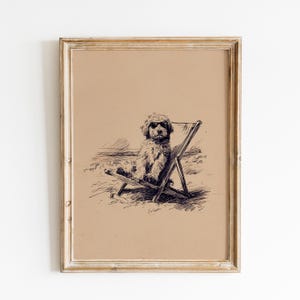 Könnte beinhalten: Gerahmte Tuschezeichnung eines Hundes mit Sonnenbrille, der in einem Strandstuhl entspannt. Das Kunstwerk ist vor einem hellbraunen Hintergrund platziert, mit einer einfachen Strandszene darunter. Der Rahmen ist hell.