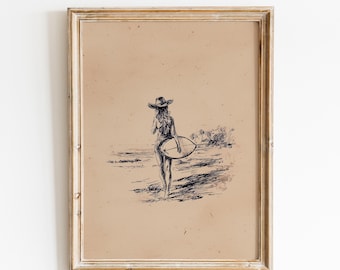 Könnte beinhalten: Gerahmte Schwarz-Weiß-Illustration einer Person, die mit einem Surfbrett am Strand spaziert. Die Person trägt einen Hut und einen Badeanzug. Das Kunstwerk ist im Vintage-Stil gehalten, mit sepiafarbenem Hintergrund und einem Rahmen in Goldoptik.