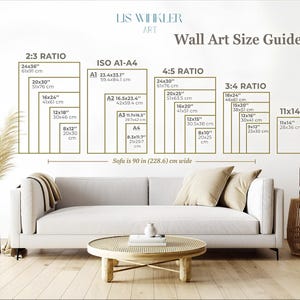 K&ouml;nnte beinhalten: Wandkunst-Gr&ouml;&szlig;en&uuml;bersicht mit Abmessungen in Zentimetern. Zeigt verschiedene Seitenverh&auml;ltnisse, darunter 2:3, ISO A1-A4, 4:5, 3:4 und 11x14. Das Sofa auf dem Bild ist 228,6 cm breit.