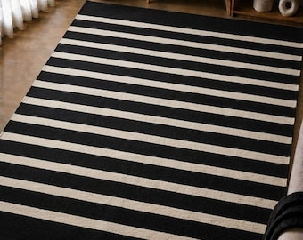 Zwart wit gestreept vloerkleed, modern Scandinavisch zwart-wit tapijt, vloerkleed woonkamer