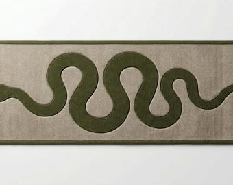 Olijfgroene loper met slangenprint | Handgetufte wollen gangloper | Modern haltapijt