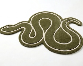 Slangvormig vloerkleed, olijfgroen, modern dierlijk vloerkleed, aangepast slangentapijt, uniek statement vloerkleed, decoratie slaapkamer, woonkamer