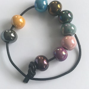 Cinque perle rotonde in ceramica greca iridescenti da 13 mm Mykonos