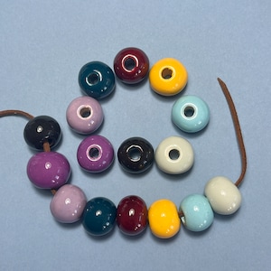 Dix perles rondes en céramique grecque à glaçure unie de 21 mm