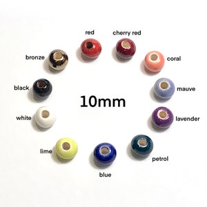 Puede incluir: Surtido de cuentas de cer&aacute;mica de 10 mm en varios colores, incluyendo rojo, rojo cereza, coral, malva, lavanda, petr&oacute;leo, azul, lima, blanco, negro y bronce.