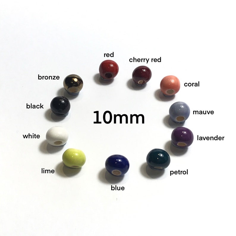 Puede incluir: Surtido de cuentas redondas de cer&aacute;mica de 10 mm en varios colores, incluyendo rojo, rojo cereza, coral, malva, lavanda, petr&oacute;leo, azul, lima, blanco, negro y bronce.