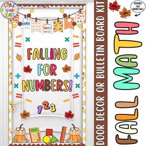 Pode incluir: Um kit de decoração de porta de sala de aula com o texto FALLING FOR NUMBERS!, símbolos matemáticos coloridos, folhas de outono e ilustrações de abóboras. O kit inclui uma faixa, etiquetas de nome editáveis e um gráfico de calculadora.