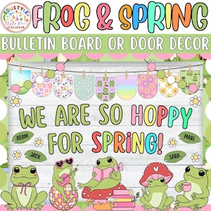 Puede incluir: Una colorida decoración para tablón de anuncios o puerta con las palabras "Frog & Spring" y "We are so hoppy for Spring!" con ranas de dibujos animados. El diseño incluye pancartas florales y con temática de ranas y etiquetas con nombres.