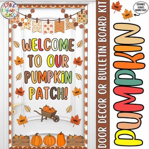Könnte beinhalten: Ein Klassenzimmertür-Dekorationsset mit dem Text Welcome to our pumpkin patch, verziert mit Herbstblättern, Kürbissen in einer Holzschubkarre und hängenden Wimpeln. Enthält bearbeitbare Namensschilder in Blattform und große Buchstaben.