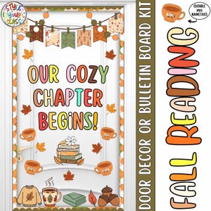Puede incluir: Un kit de decoración para puerta o tablón de anuncios escolar con el texto "OUR COZY CHAPTER BEGINS!" en letras coloridas. El diseño incluye ilustraciones otoñales de hojas, libros, tazas, un suéter y bellotas, con etiquetas de nombre editables.