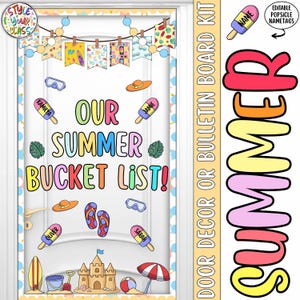 Puede incluir: Un kit de decoración de puerta con temática de verano. El diseño incluye el texto "Our Summer Bucket List!" con gráficos de playa como un castillo de arena, chanclas y helados. También son visibles las palabras "Summer" y "Door Decor or Bulletin Board Kit".