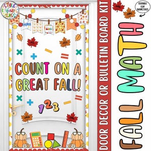 Op de afbeelding: Een klasdeurdecoratieset met de tekst COUNT ON A GREAT FALL, wiskundige symbolen, de cijfers 123 en herfstbladuitsparingen. De set bevat een banner, een rekenmachine, geometrische vormen, een liniaal en pompoenen met bewerkbare naamkaartjes.