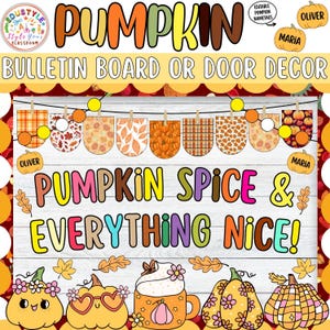 Może przedstawiać: Kolorowa dekoracja tablicy ogłoszeń lub drzwi w jesiennym klimacie. Projekt zawiera słowo "PUMPKIN" dużymi literami, a także frazę "PUMPKIN SPICE & EVERYTHING NICE!" Zawiera również dekoracyjne elementy w kształcie dyni i etykiety z imionami.