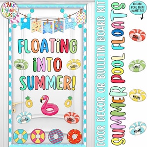 Op de afbeelding: Een kleurrijke deurdecoratieset met de woorden "Floating Into Summer!" en "Summer Pool Floats." Bevat een roze flamingo-drijver, ananasaccenten en diverse zwembandontwerpen. Bevat bewerkbare naamlabels voor personalisatie.
