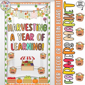 Könnte beinhalten: Ein Pinnwand-Set mit der Aufschrift FARMERS MARKET und dem Text HARVESTING A YEAR OF LEARNING. Das Dekor umfasst ein Banner mit Gemüsemustern, eine Illustration eines Marktstandes und mehrere bearbeitbare Namensschilder in Korbform.