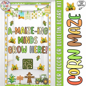 Può includere: Un kit di decorazione per porte di classe con il testo A-MAIZE-ING MINDS GROW HERE, etichette con nome a forma di mais, un labirinto, uno spaventapasseri, un trattore e un cartello in legno. Il design utilizza colori verdi, gialli e arancioni.