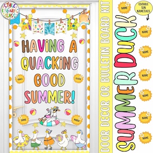 Könnte beinhalten: Ein farbenfrohes Türdekorations-Set zum Thema Sommer. Das Design zeigt den Text "HAVING A QUACKING GOOD SUMMER!" mit Strandbällen, Sternen und Cartoon-Enten. Enthält editierbare Sonnennamensschilder. Ideal für die Dekoration von Klassenzimmern oder zu Hause.