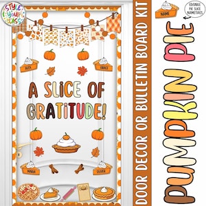 Puede incluir: Un kit de decoración para puertas o tablones de anuncios con el texto A SLICE OF GRATITUDE! y PUMPKIN PIE. El diseño incluye calabazas naranjas, hojas de otoño, ramas de canela y etiquetas de nombre editables con forma de tarta.