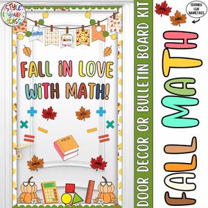 Op de afbeelding: Een klaslokaal deur- of prikbordset met herfstthema-decoraties. De set bevat de tekst 'FALL IN LOVE WITH MATH!', wiskundige symbolen, boeken, pompoenen, een rekenmachine, geometrische vormen en bewerkbare esdoornblad-naamkaartjes.