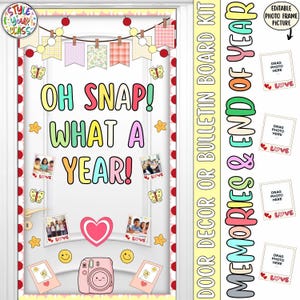 Op de afbeelding: Een klasdeurdecoratieset met de tekst "OH SNAP! WHAT A YEAR!" en "MEMORIES & END OF YEAR". De set bevat fotolijsten, een roze camera, harten, sterren, vlinders en banners. De set is ontworpen voor een prikbord.