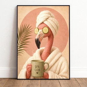 Könnte beinhalten: Gerahmter Druck mit einem Flamingo in einem Spa-Ambiente. Der Flamingo trägt ein weißes Handtuch-Turban, Gurkenscheiben über den Augen und einen weißen Bademantel. Er hält einen Becher mit der Aufschrift "SPA CLUB". Der Hintergrund zeigt einen rosa Kreis und einen Palmwedel.