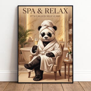 Op de afbeelding: Kunstafdruk met een panda in een spa-omgeving. De panda draagt een badjas, zonnebril en een handdoek op zijn hoofd, en houdt een glas champagne vast. De tekst luidt "SPA & RELAX" en "IT'S CALLED SELF-CARE".