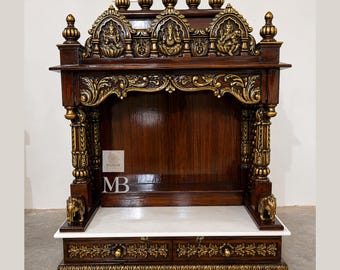 Ręcznie wykonany, drewniany mandir z marmurową podstawą i złotymi zdobieniami | Luksusowy dom Pooja Mandir