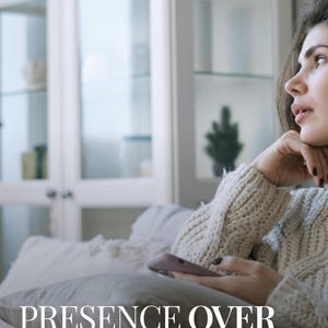 K&ouml;nnte beinhalten: Eine Person in einem cremefarbenen Pullover h&auml;lt ein Telefon, mit dem Text "PRESENCE OVER ADVICE" und der Botschaft "Sometimes you don't need solutions. You need to feel less alone." in wei&szlig;er Schrift. Ein wei&szlig;er Schrank ist im Hintergrund.