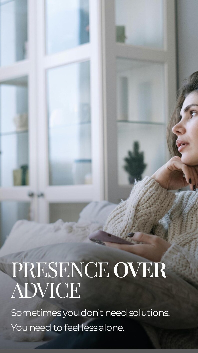K&ouml;nnte beinhalten: Eine Person in einem cremefarbenen Pullover h&auml;lt ein Telefon, mit dem Text "PRESENCE OVER ADVICE" und der Botschaft "Sometimes you don't need solutions. You need to feel less alone." in wei&szlig;er Schrift. Ein wei&szlig;er Schrank ist im Hintergrund.