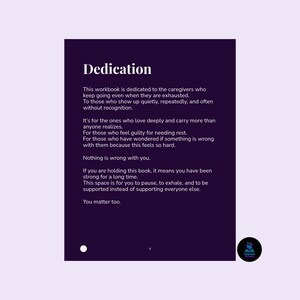 K&ouml;nnte beinhalten: Eine Arbeitsbuchseite mit dem Titel "Dedication" in wei&szlig;er Schrift auf dunklem lila Hintergrund. Der Text ist eine Botschaft der Unterst&uuml;tzung f&uuml;r Pflegekr&auml;fte, mit zus&auml;tzlichem Text unter dem Titel.