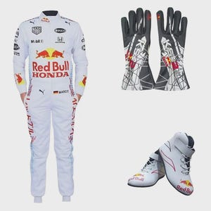 Puede incluir: Un traje de carreras blanco con logotipos de Red Bull y Honda, una bandera alemana y el nombre Marco, junto con guantes de carreras con patr&oacute;n blanco y negro y zapatos de carreras blancos con logotipos de toro rojo y amarillo.