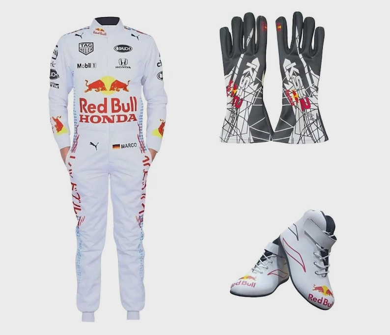 Puede incluir: Un traje de carreras blanco con logotipos de Red Bull y Honda, una bandera alemana y el nombre Marco, junto con guantes de carreras con patr&oacute;n blanco y negro y zapatos de carreras blancos con logotipos de toro rojo y amarillo.