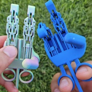 Articulated Robot Claw – Three Finger Fidget Toy Easter Gift 3D Printed