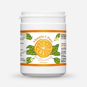 Op de afbeelding: Een witte cilindrische container met Vitamin C Pure. Het etiket toont een illustratie van een sinaasappelschijf met groene bladeren en de tekst "Vitamin C Pure". De container bevat 300 gram van het supplement.